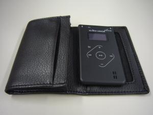 名刺サイズの本体とキャリングケース