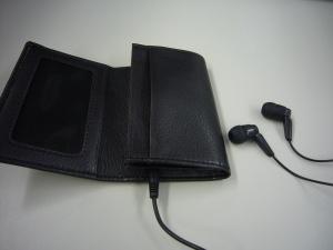 キャリングケース越しにイヤホンを装着してみました