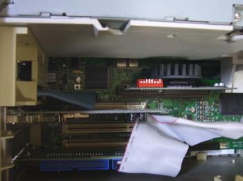 円柱状のヒートシンクが載っているのがドーターカード、その下がUSB/FWのインターフェースカード