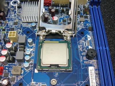 ソケットにCPUを載置