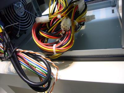 PCケースのカバーを開くと、そこには...