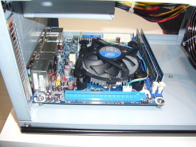 マザーボードを組み込むとこんな感じ