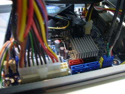 2つの電源コネクタを装着