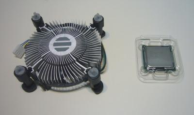 CPUとCPUクーラー(なぜか裏返し)