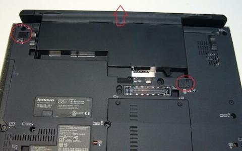 バッテリーはラッチでロックされています