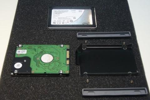 HDD右の板金部品がマウント。表面に絶縁フイルムが貼付られています。