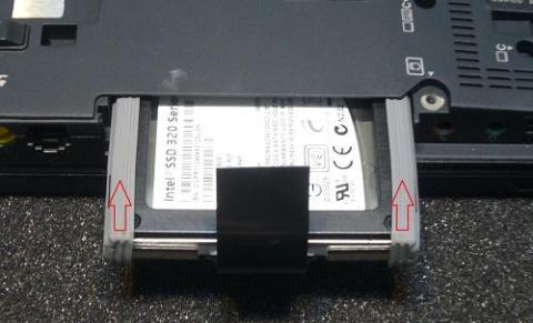 SSDは均等にしっかりと押し込みます