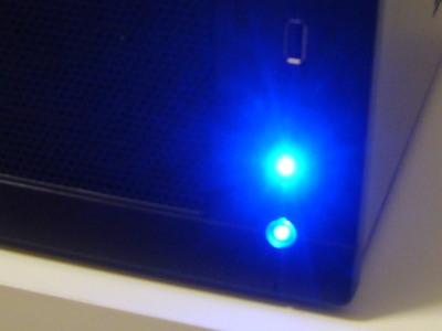 いくら何でも、眩しすぎじゃあ~りませんか?(上がアクセスランプ、下が電源ランプ)