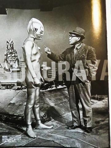 撮影現場でウルトラマンに声をかける円谷英二。バルタン星人の表情が(笑).JPG
