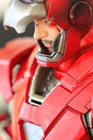 肖像権獲得しただけに、どの角度から見ても良く似ている。