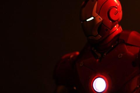 Amazonのコメントにもあるとおり、胸のリアクターと比較すると目のパワーがすぐに弱まってしまう発光ギミック。しかしホンモノ感たっぷりの迫力