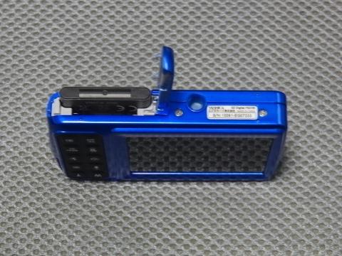 問題のカードとバッテリー取り出し