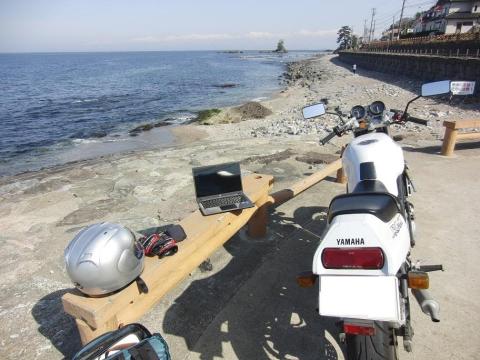 雨晴にてバイクとFolioと共に