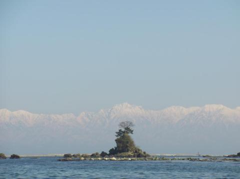 虹が島と立山連峰