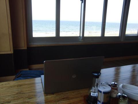 海辺のお店で.JPG