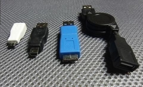 延長ケーブルと各種アダプター