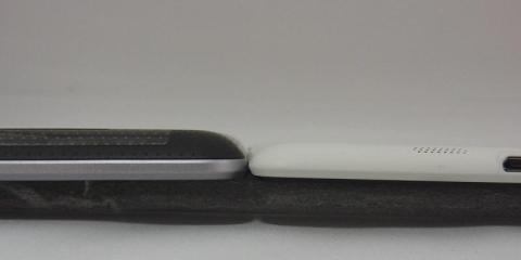 薄さ比較(左2012 右2013)