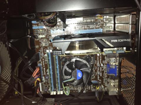 GTX670 DCMOC 2GD5 装着後のケース内部