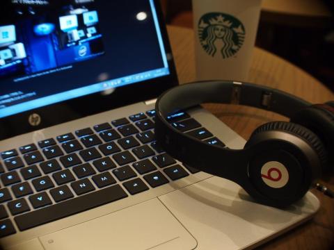 休息中はbeatsのヘッドホンで