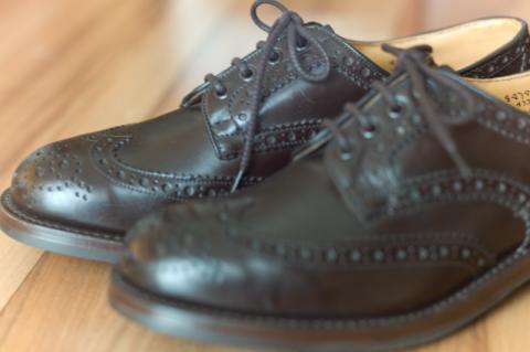 ウイングチップって、アメリカでの言い方でイギリスではフル・ブローグズって言うんですんって。知らなかったなぁ。それにしてもこの伝統のデザイン、100年経っても受け継がれるデザインって本当にすごいことだと思うんです。しかも、文化が違う異国の人も同じように感動を与えるデザインって素晴らしいですよね。