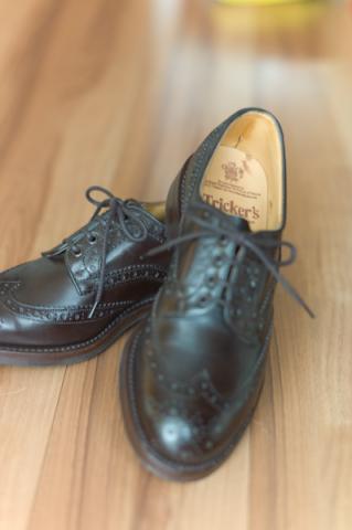 雨の日にもガシガシ履けるビジネスシューズとして。イギリスの紳士が田舎道を歩く際に履いていた(?)カントリーシューズのTricker'sです。頑丈な作りであるにもかかわらず、エレガントな顔立ちが素敵です。色は、定番のエイコンカラーでは無く、渋めのエスプレッソにしました。汚れも目立ちづらいという理由が大きいです。知人に聞いた所、黒系の靴墨で育てるとかっちょよくなるらしいっす。