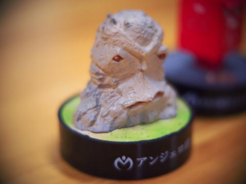 片桐安十郎(かたぎり あんじゅうろう、通称・アンジェロ)が仗助によって岩に埋め込まれてしまった事に由来して、アンジェロ岩と名付けられた、ジョジョシリーズ Part4の記念すべき一人目の敵キャラ。