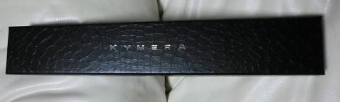 黒い型押の箱・・・。おしゃれです。