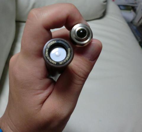 絶縁体(白いフィルム)を外します。