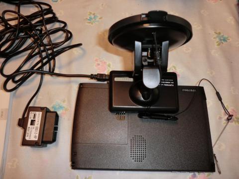 ケーブルをつなぎます。