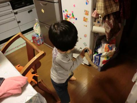 ごぼうを持って走るチビ