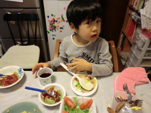 チビが中華炒めを食べています