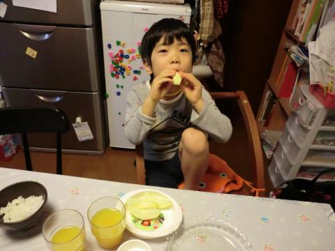 リンゴを食べるチビ