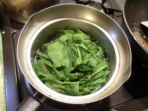 ほうれん草を茹でるなり〜