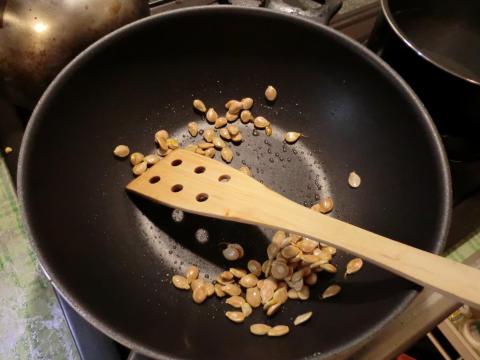 種を炒めます