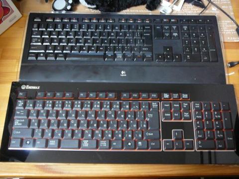 ACRYLUX Wireless KB009W-B and Logicool Illuminated keyboard CZ-900
