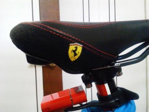 サドルのフェラーリエンブレム