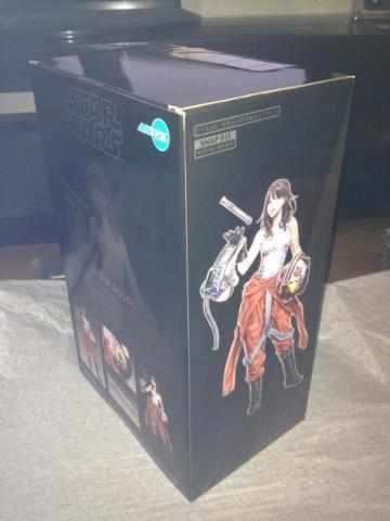 パッケージの斜め後ろ