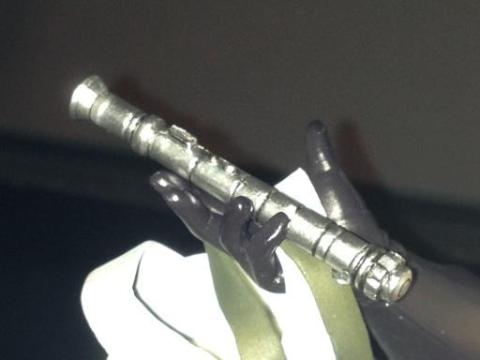 ライトセイバーを持たせる