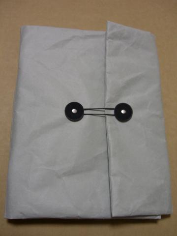 綴じるとこんな感じです。言われなければ封筒にしか見えませんね。