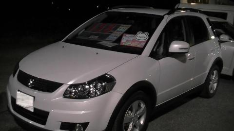 表示は138万円なものの、キャンペーンで付属するナビを不要と申告すると更に5万円引きとなり133万円という超特価となっていたためにその場で即購入を決定してしまったSX4 AWD。走行距離は3㎞だった…