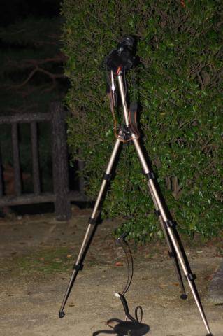 こんな感じでセッティング。下にあるのはα33本体内蔵の8倍ほどの容量を持つ外付けバッテリー