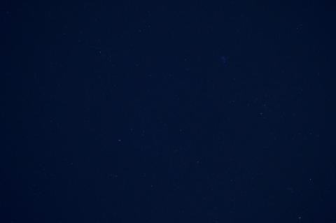 真上を眺めて…(18-55SAM F3.5 5秒 ISO1600)