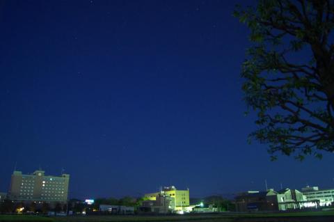 建物とともに(18-55SAM F3.5 5秒 ISO1600)