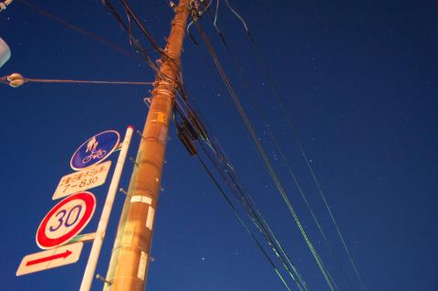 電線の隙間からのオリオン座(18-55SAM F3.5 5秒 ISO1600)