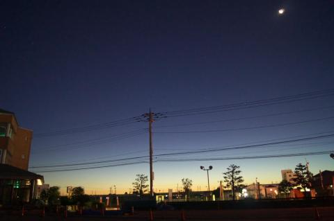 東の空はすでに明るく…(18-55SAM F3.5 5秒 ISO1600)