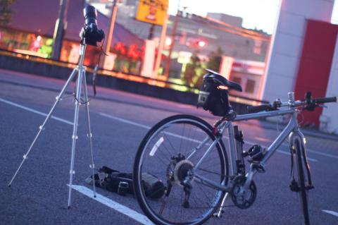 こんな感じで撮影していました。980円の三脚でもなんとかなるものですね(笑) (AF50mm F1.7 1/2秒 ISO1600)